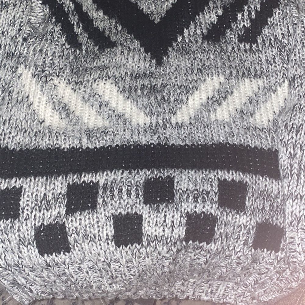 ✨F21 Aztec Knit Crew Sweater✨ - Picture 4 of 5